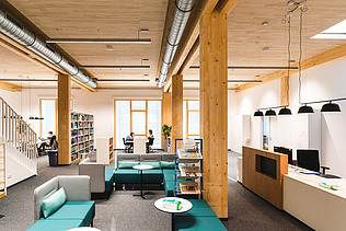 Foto eines möblierten Aufenthaltsraumes der Uni Witten. 