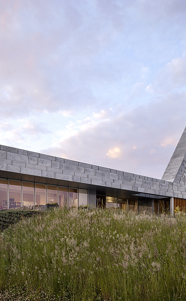 Foto der Tau Kirke in TAU Norwegen. Zu sehen ist ein modernes Gebäude.