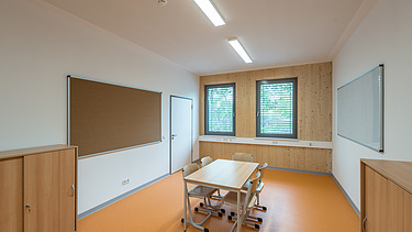 Innenaufnahme der Schule in Erfurt. Man sieht ein Klassenzimmer und eine LENO-ADD-Holz-Außenwand.