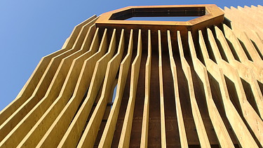 Photo of the Lignoalp office building in Brixen. Detail of the wooden façade.