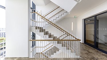 Foto vom Platinum in Wiesbaden. Man sieht ein Treppenhaus.