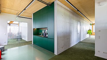 Photo of a kitchen room with wooden ceiling in the new ZÜBLIN office building in Langenargen.