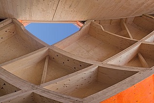 Detailfoto des Innenraums der eiartigen Holzskulptur der Floriade in Venlo.