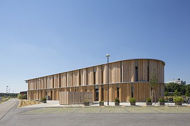Campeon Infineon daycare center, Neubiberg Exterior photo of the Campeon Infineon daycare center in Neubiberg. You can see a building with a wooden façade.