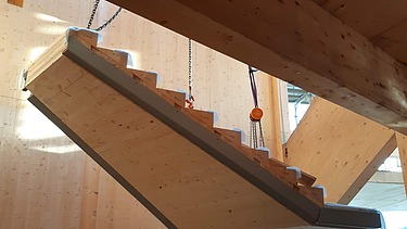 Foto der Holztreppenmontage des Globe Theaters in Coburg.