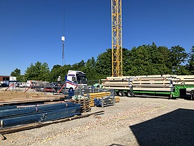 Baustellenbild. LKW bringt die ersten Brettsperrholzelemente.