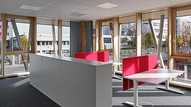 Foto eines Arbeitsraumes mit Schreibtischen im Gebäude JOWAT Haus der Technik.