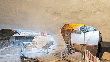 Photo of the Staatsgalerie station in Stuttgart. You can see concrete formwork on the construction site during the construction period.