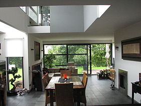 Foto eines modernem Esszimmers. Wohnhaus mit LENO-Brettsperrholzelementen.