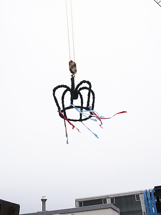 Photo of a topping-out wreath on the crane.