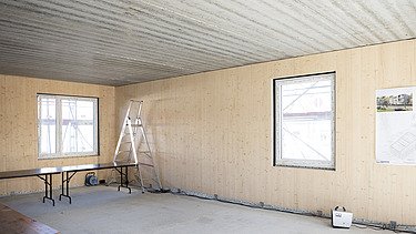Foto eines Rohbaus. Zu sehen sind Holzwände. 