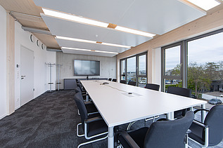 Photo of a furnished meeting room in the ZÜBLIN Neu-Ulm office.