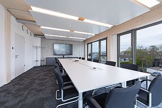 Photo of a furnished meeting room in the ZÜBLIN Neu-Ulm office.