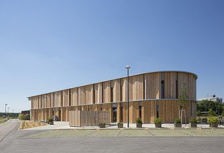 Campeon Infineon daycare center, Neubiberg Exterior photo of the Campeon Infineon daycare center in Neubiberg. You can see a building with a wooden façade.