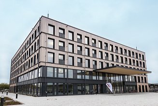 Außenaufnahme des Bürogebäudes T3 von ZÜBLIN Timber. Fünfgeschosser mit Holzfassade.