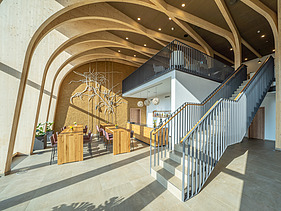 Foto des Innenraums des Weinhotels in Gengenbach. Auffälliges Kreuzganggewölbe aus LENO-BSP.