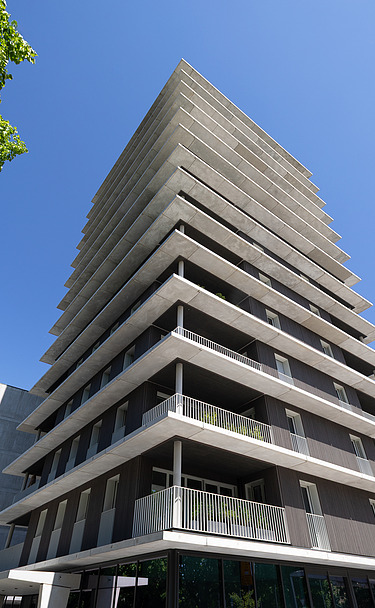Foto des Hochhauses CARL aus Pforzheim. Man sieht ein Gebäude mit Holzfassade.