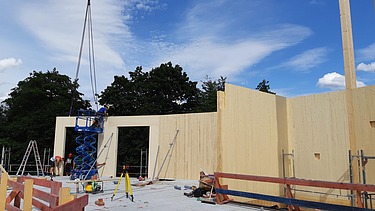 Foto der Holzbaumontage des Globe Theaters Coburg.