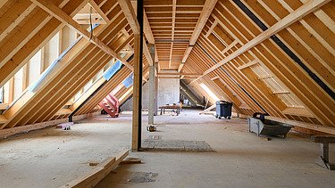 Foto des Rohbaus VINZENT in München. Zu sehen ist der Dachstuhl aus Holz.