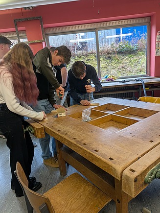 Foto von jungen Personen, in der Lehrwerkstatt von ZÜBLIN Timber