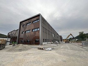 Photo of the Erbe construction site in Rangendingen. You can see a large building under construction.