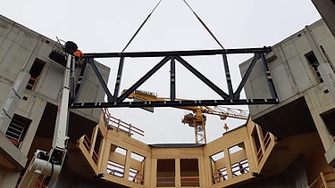 Foto der Holzbaumontage des Globe Theaters in Coburg.