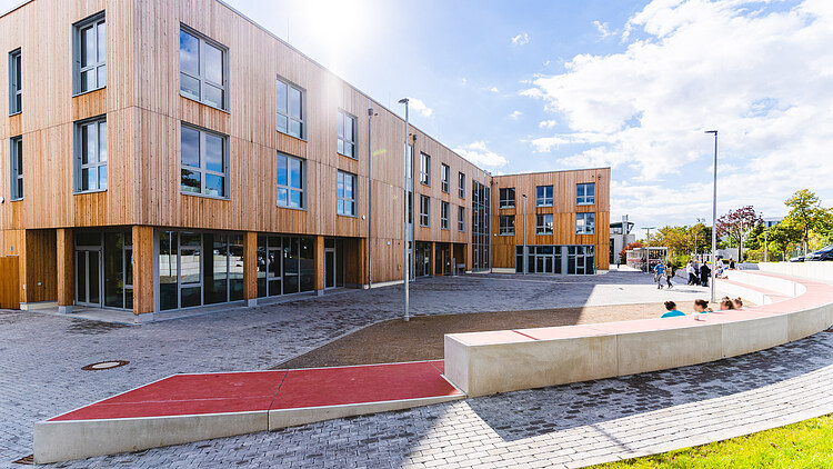 Foto des Schulgebäudes der Universität Witten. Das Gebäude hat eine Holzfassade.