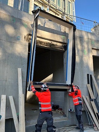 Die Arbeiten für die Holz-Pfosten-Riegel-Fassade an der Kindertagesstätte haben bereits begonnen. 
