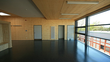 Foto eines Sportraumes der Einhardschule in Seligenstadt. Man sieht eine Holzdecke und Holzwände.