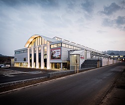 Foto des MEGA-Markts in Stockach. Nachtaufnahme des beleuchteten Gebäudes.