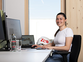 Foto einer Frau am PC-Arbeitsplatz