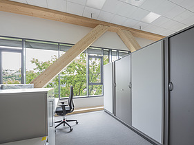 Foto von innenliegenden BSH-Fachwerkträgern im Projekt Landratsamt in Calw.