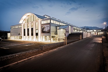 Foto des MEGA-Markts in Stockach. Nachtaufnahme des beleuchteten Gebäudes.
