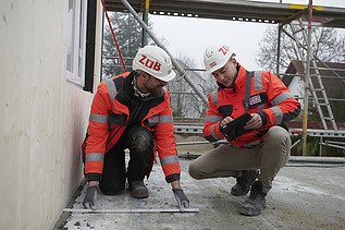Michael im Gespräch mit Kollegen. 