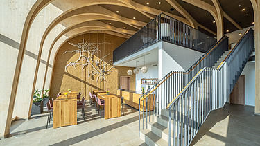 Foto des Innenraums des Weinhotels in Gengenbach. Auffälliges Kreuzganggewölbe aus LENO-BSP.