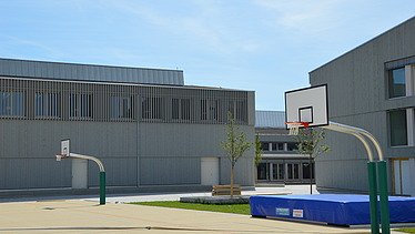 Photo of the high school sports hall in Diedorf. Timber construction from the outside.