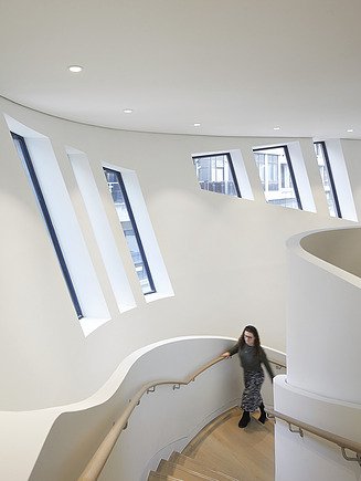 Innenansicht des Maggie Center in London. Man sieht einen Treppenaufgang.
