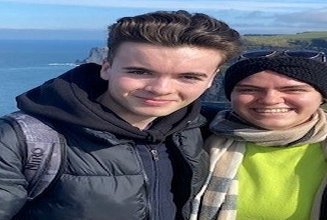 Foto von zwei jungen Auszubildenden. Im Hintergrund das Meer.