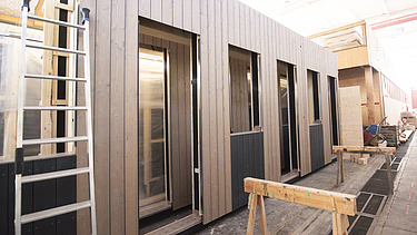 Foto eines Holzrahmenbauelements in der Produktionshalle von ZÜBLIN Timber.