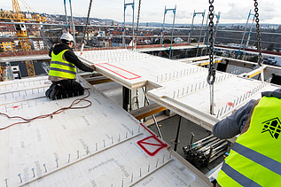 Foto von der Montage von Holzelementen auf der Baustelle CARL in Pforzheim.