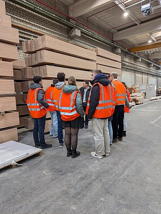 Foto von Personen bei der Werksbesichtigung von ZÜBLIN Timber