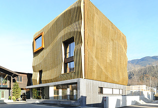 Photo of the Lignoalp office building in Brixen. Modern building with wooden façade.