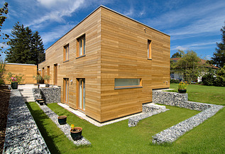 Foto eines modernes LENO-Holzhauses mit Holzfassade.