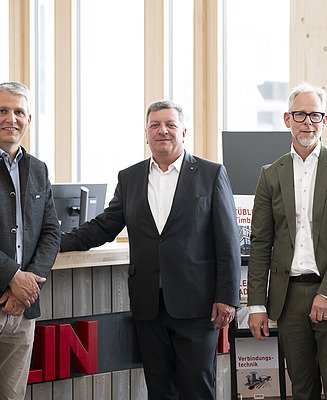 Bavarian State Minister Christian Bernreiter (center) with the technical division manager of ZÜBLIN Timber, Simon Pfeffer (left), and the technical director of Ed. Züblin AG, Ulm Directorate, Michael Stiegeler (right).