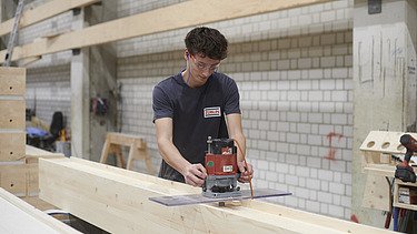 Sebastian beim Materialzuschnitt.
