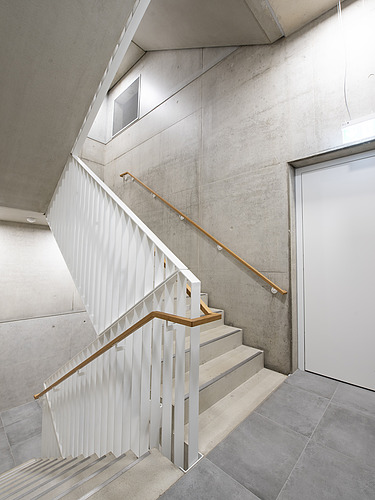 Foto des Treppenhauses  aus Beton des Bürogebäudes von ZÜBLIN Timber.