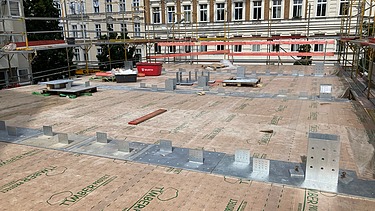 Photo of the timber construction assembly in Stendaler Straße in Berlin. You can see LENO cross-laminated timber elements.