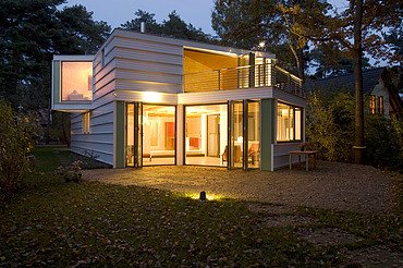 Schwielowsee residential building Photo of a modern wooden house. LENO-BSP. Evening mood.