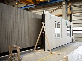 Foto von LENO-ADD-Außenwände in der Produktion von ZÜBLIN Timber 