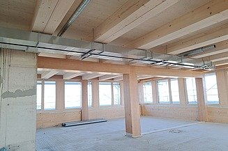 Mehrgeschossiger Holzbau bei ZÜBLIN Timber. Projekt UmweltHaus der UmweltBank in Nürnberg Foto der Montage von BauBuche-Träger und BSH-Träger.